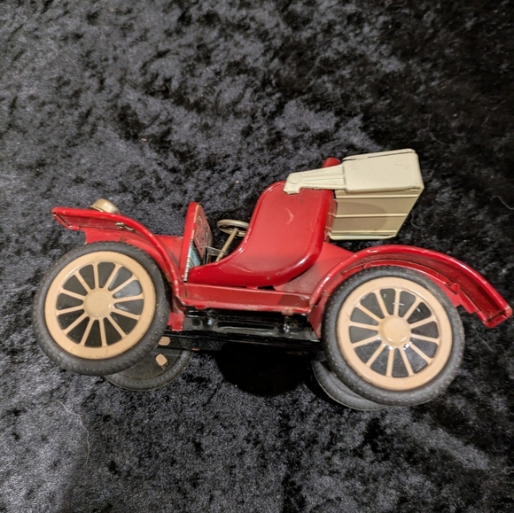 Vintage Tin Friction Classic Red Toy Car Made In Japan - Picture 7 of 7